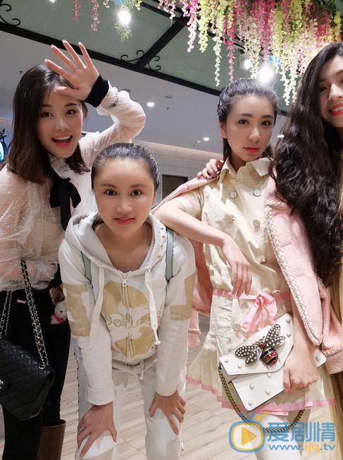 贝枭雄与人合照 贝枭雄高清写真_贝枭雄高清剧照