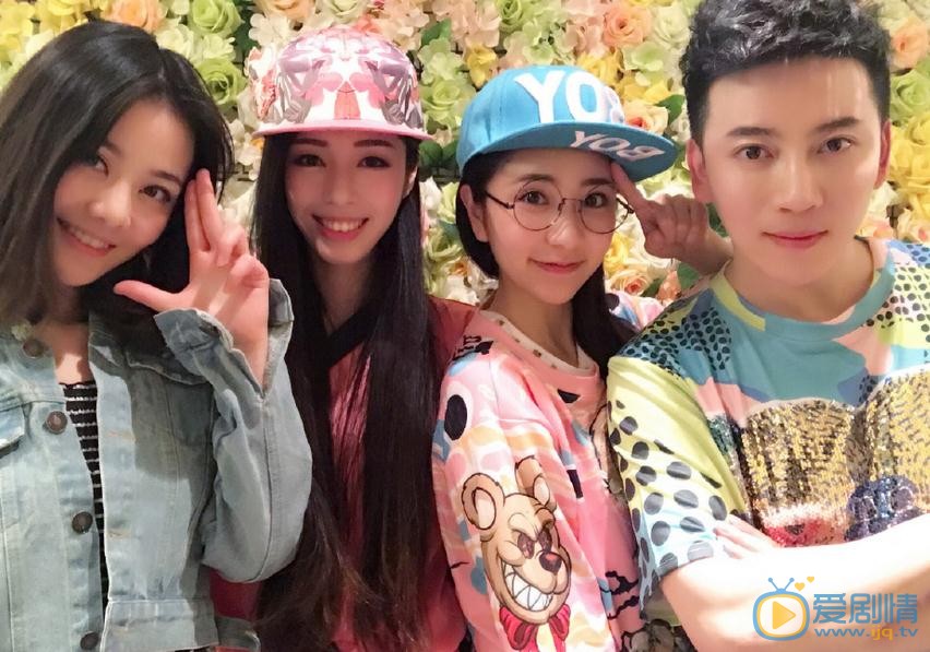 贝枭雄与人合照 贝枭雄高清写真_贝枭雄高清剧照