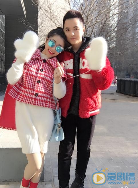 贝枭雄与人合照 贝枭雄高清写真_贝枭雄高清剧照