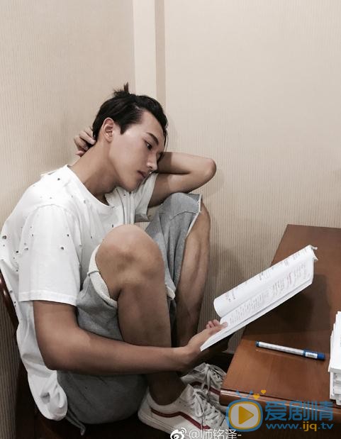 师铭泽生活照 师铭泽高清写真_师铭泽高清剧照