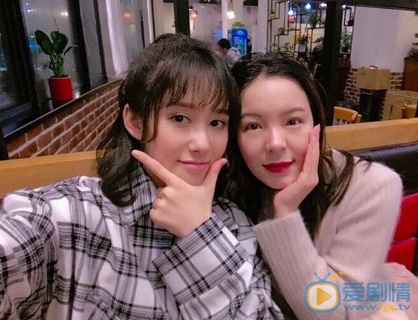 张新洁与人合照 张新洁高清写真_张新洁高清剧照
