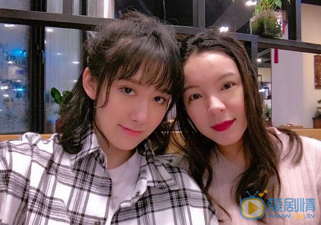张新洁与人合照 张新洁高清写真_张新洁高清剧照