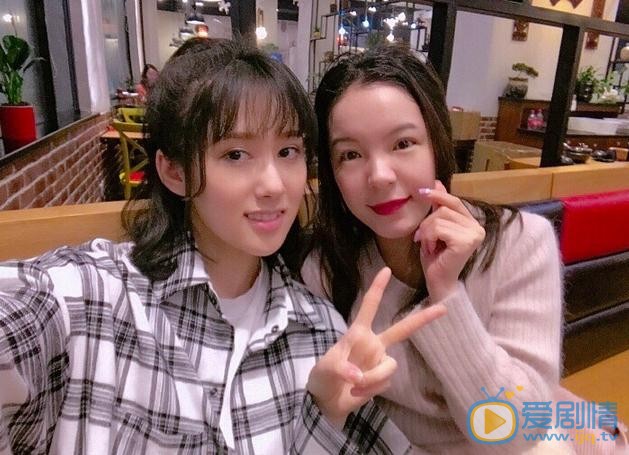 张新洁与人合照 张新洁高清写真_张新洁高清剧照