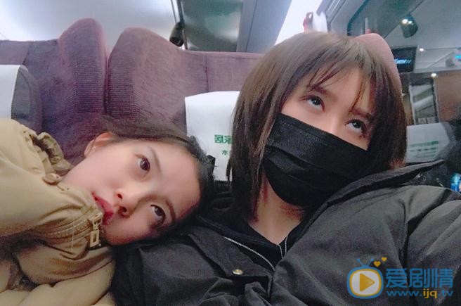 张新洁与人合照 张新洁高清写真_张新洁高清剧照