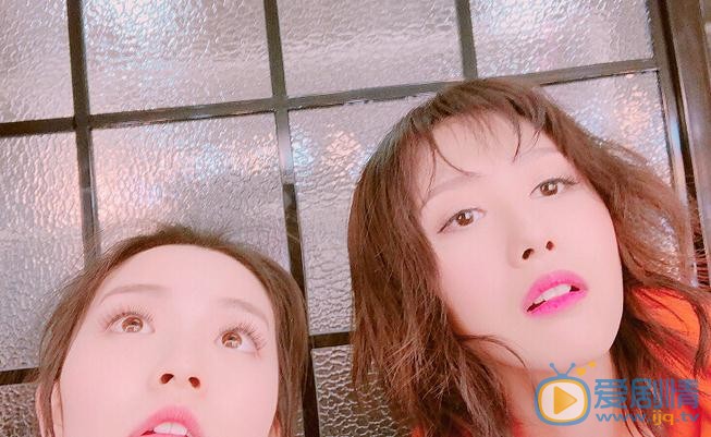 张新洁与人合照 张新洁高清写真_张新洁高清剧照