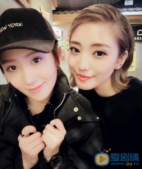 张新洁与人合照 张新洁高清写真_张新洁高清剧照