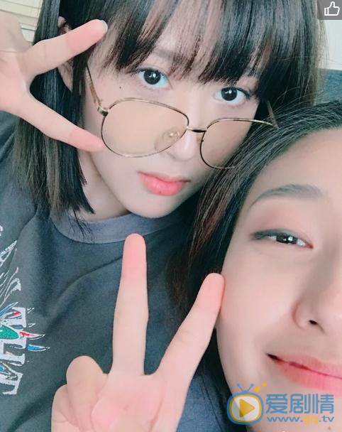 张新洁与人合照 张新洁高清写真_张新洁高清剧照