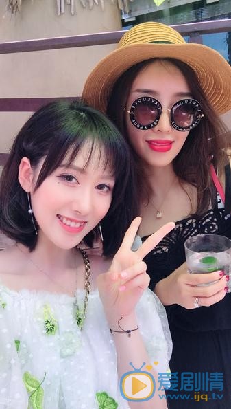 张新洁与人合照 张新洁高清写真_张新洁高清剧照