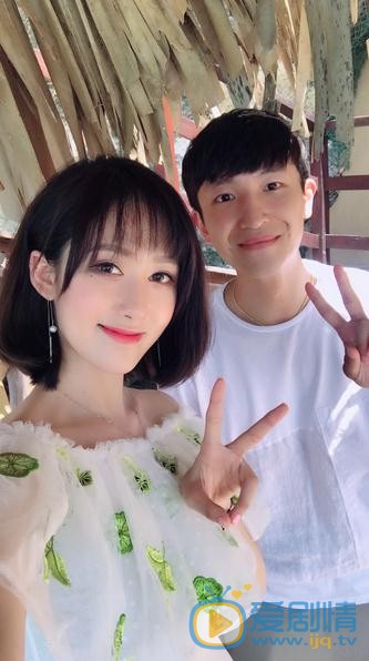 张新洁与人合照 张新洁高清写真_张新洁高清剧照