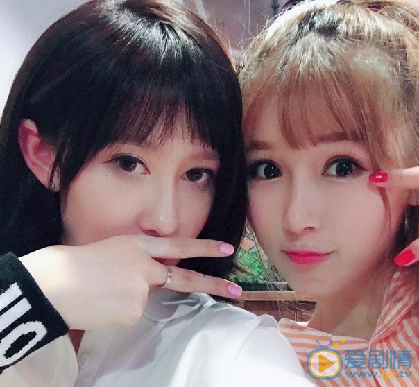 张新洁与人合照 张新洁高清写真_张新洁高清剧照