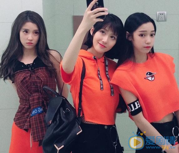 张新洁与人合照 张新洁高清写真_张新洁高清剧照