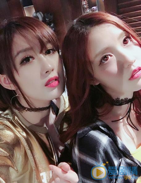 张新洁与人合照 张新洁高清写真_张新洁高清剧照