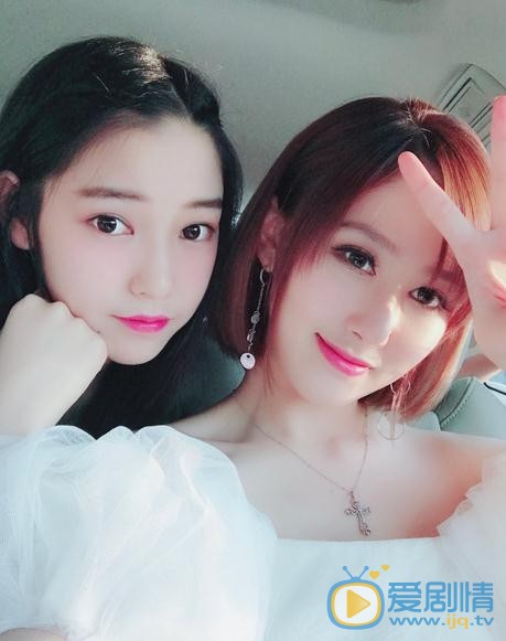 张新洁与人合照 张新洁高清写真_张新洁高清剧照