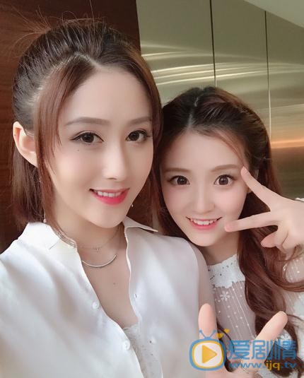 张新洁与人合照 张新洁高清写真_张新洁高清剧照