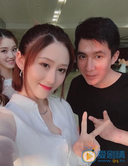 张新洁与人合照 张新洁高清写真_张新洁高清剧照