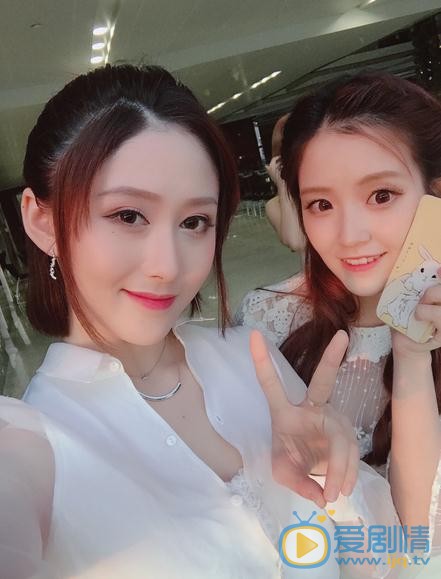 张新洁与人合照 张新洁高清写真_张新洁高清剧照