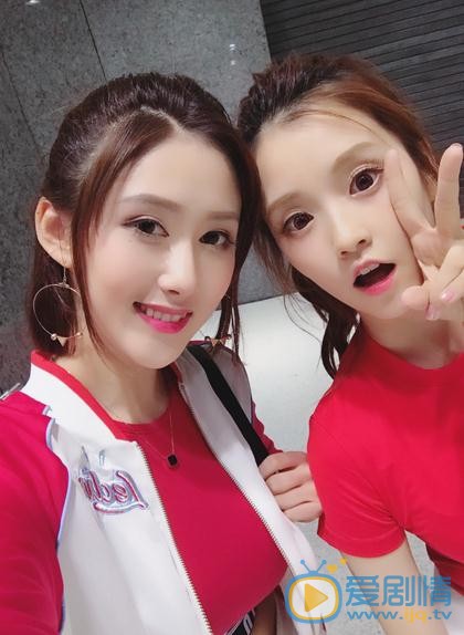 张新洁与人合照 张新洁高清写真_张新洁高清剧照