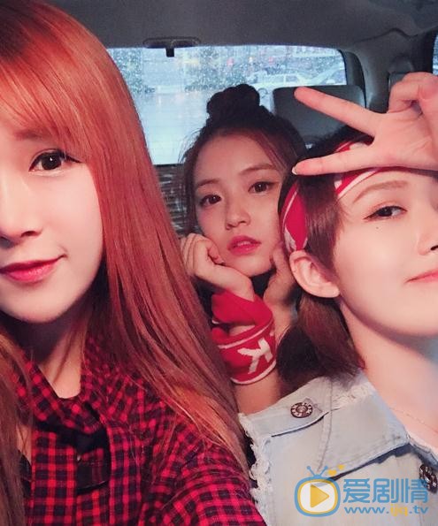 张新洁与人合照 张新洁高清写真_张新洁高清剧照