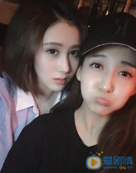 张新洁与人合照 张新洁高清写真_张新洁高清剧照