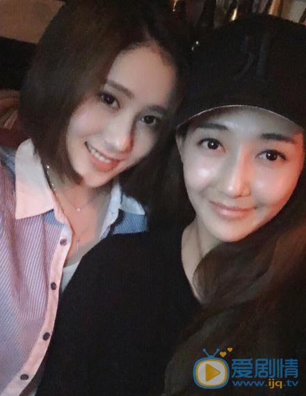 张新洁与人合照 张新洁高清写真_张新洁高清剧照