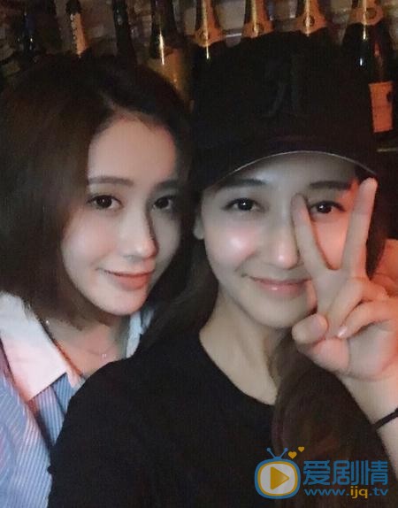 张新洁与人合照 张新洁高清写真_张新洁高清剧照