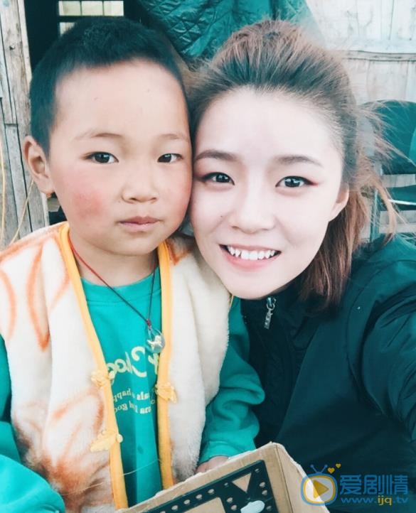 张婉清与他人合照 张婉清与他人合照