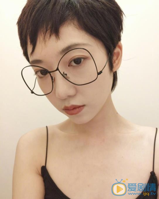 洪辰自拍照 洪辰高清写真_洪辰高清剧照