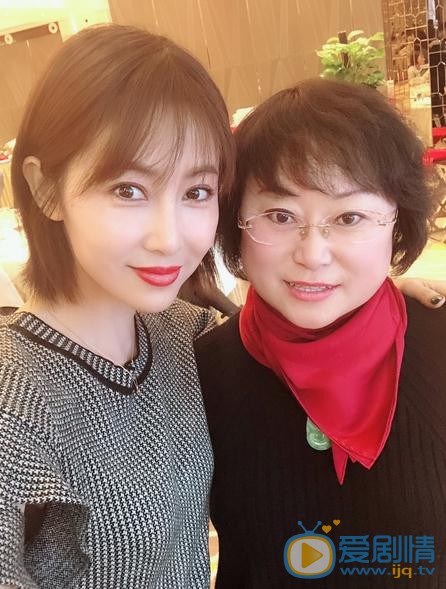 李芯逸与人合照 李芯逸高清写真_李芯逸高清剧照