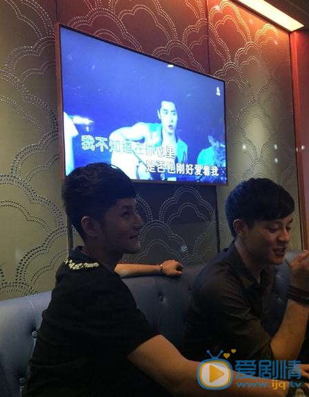 邬俊楠与人合照 邬俊楠高清写真_邬俊楠高清剧照