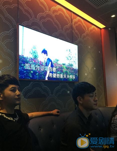 邬俊楠与人合照 邬俊楠高清写真_邬俊楠高清剧照