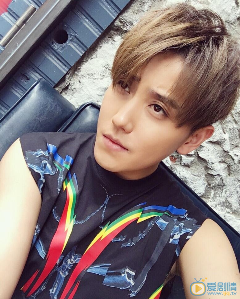 赵泳鑫帅气自拍 赵泳鑫高清写真_赵泳鑫高清剧照