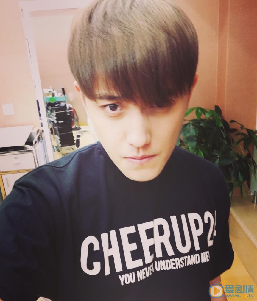 赵泳鑫帅气自拍 赵泳鑫高清写真_赵泳鑫高清剧照