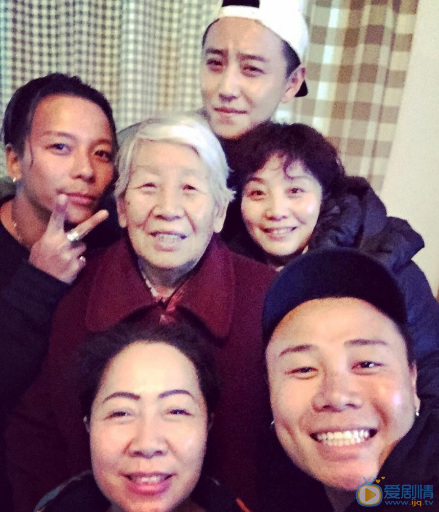 赵泳鑫家人合照 赵泳鑫高清写真_赵泳鑫高清剧照