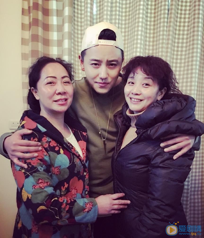 赵泳鑫家人合照 赵泳鑫高清写真_赵泳鑫高清剧照