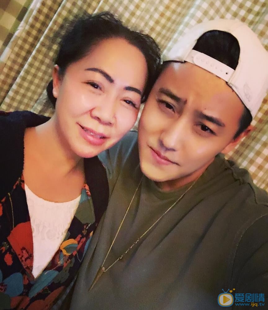 赵泳鑫家人合照 赵泳鑫高清写真_赵泳鑫高清剧照