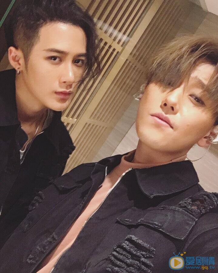 赵泳鑫与人合照 赵泳鑫高清写真_赵泳鑫高清剧照