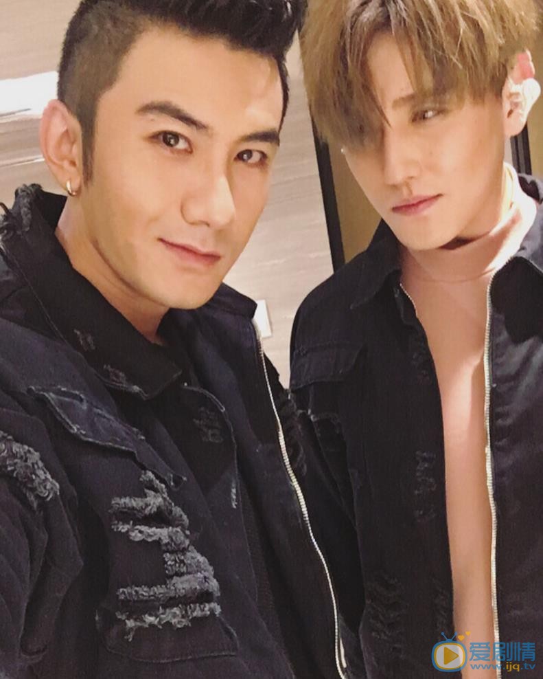 赵泳鑫与人合照 赵泳鑫高清写真_赵泳鑫高清剧照