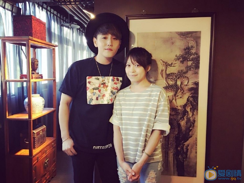 赵泳鑫与人合照 赵泳鑫高清写真_赵泳鑫高清剧照