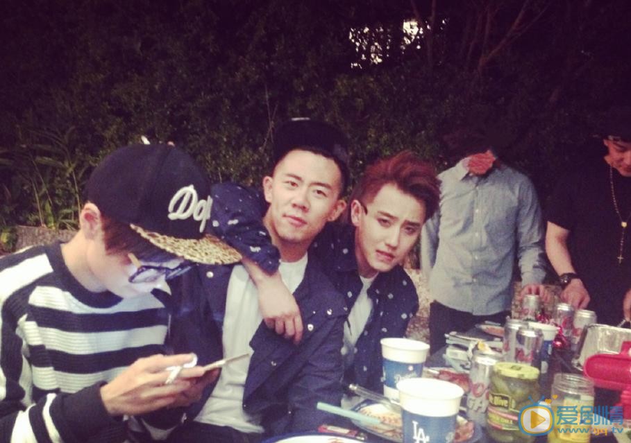 赵泳鑫与人合照 赵泳鑫高清写真_赵泳鑫高清剧照