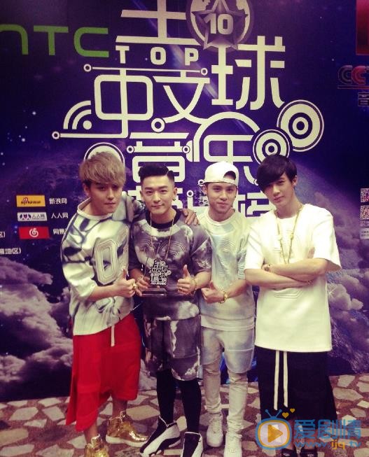 赵泳鑫与人合照 赵泳鑫高清写真_赵泳鑫高清剧照