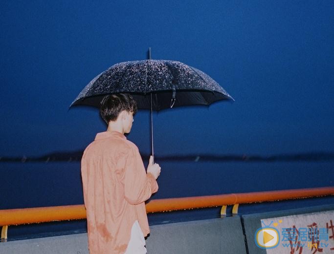陈鹤一雨中写真 陈鹤一高清写真_陈鹤一高清剧照
