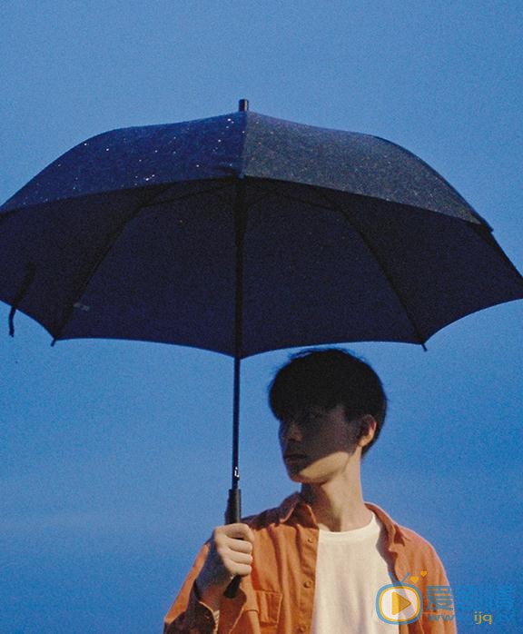 陈鹤一雨中写真 陈鹤一高清写真_陈鹤一高清剧照