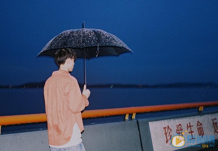 陈鹤一雨中写真 陈鹤一高清写真_陈鹤一高清剧照