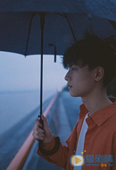 陈鹤一雨中写真 陈鹤一高清写真_陈鹤一高清剧照