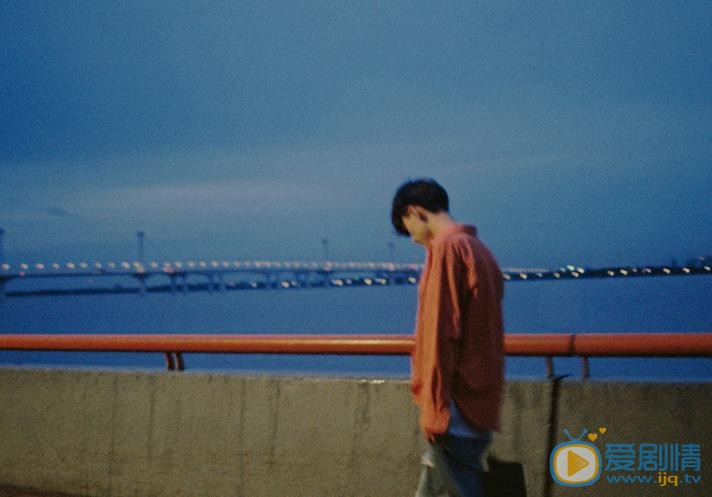 陈鹤一雨中写真 陈鹤一高清写真_陈鹤一高清剧照