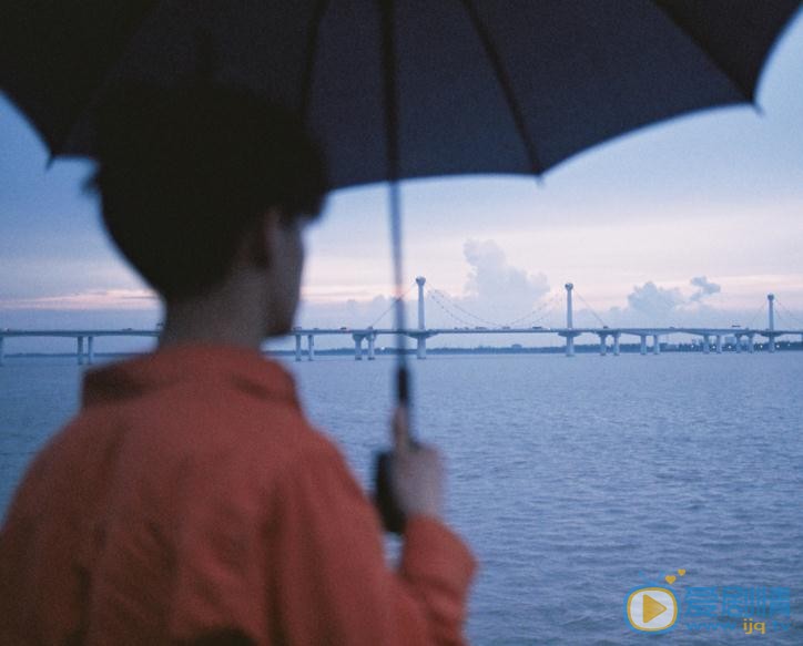 陈鹤一雨中写真 陈鹤一高清写真_陈鹤一高清剧照