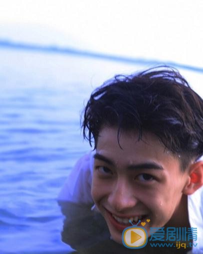 陈鹤一湿身写真 陈鹤一高清写真_陈鹤一高清剧照
