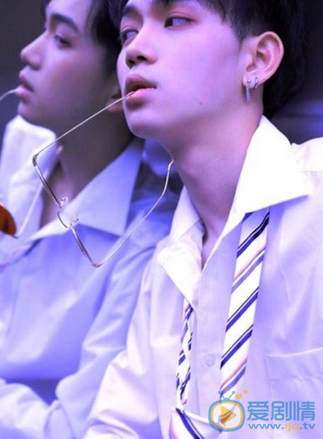 叶河林电梯写真 叶河林高清写真_叶河林高清剧照