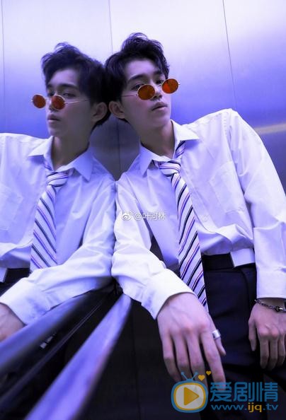 叶河林电梯写真 叶河林高清写真_叶河林高清剧照
