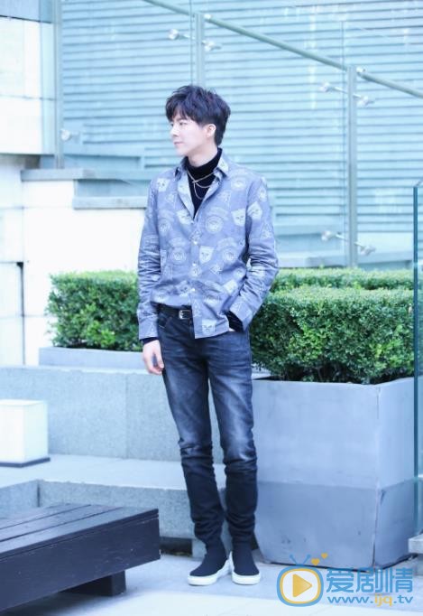 刘宇宁帅气街拍 刘宇宁高清写真_刘宇宁高清剧照